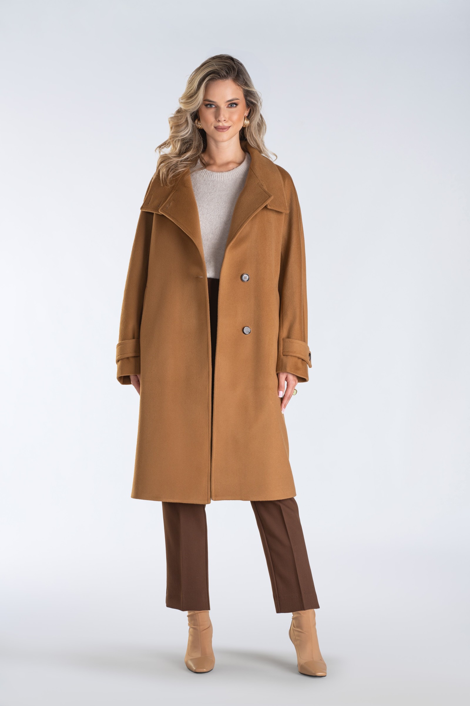 Nowoczesny płaszcz damski typu kimono z wysoką stójką i asymetrycznym zapięciem – stylowy, ciepły i wyjątkowo komfortowy.