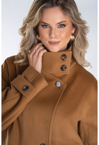 Nowoczesny płaszcz damski typu kimono z wysoką stójką i asymetrycznym zapięciem – stylowy, ciepły i wyjątkowo komfortowy.