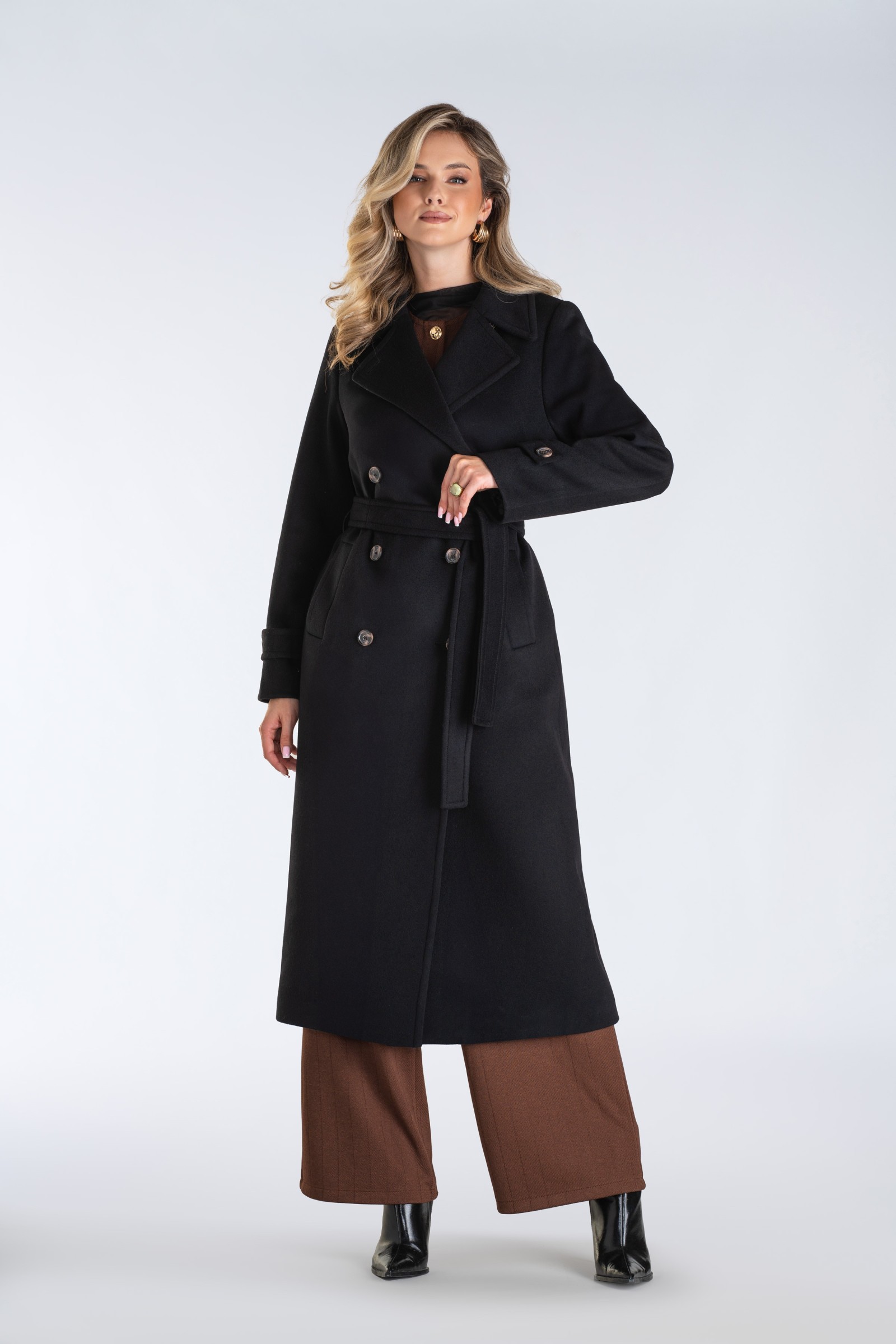 Elegancki płaszcz dwurzędowy z paskiem – idealny wybór na jesień i zimę dla kobiet ceniących klasykę i wygodę.