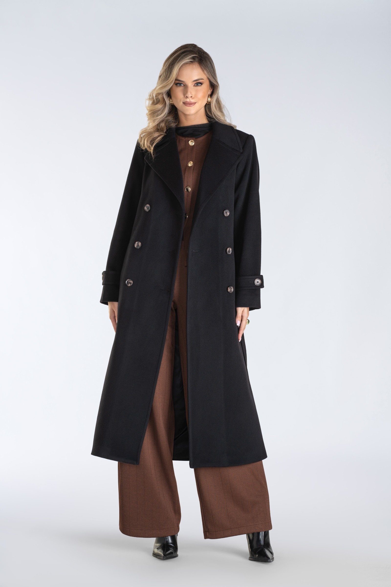 Elegancki płaszcz dwurzędowy z paskiem – idealny wybór na jesień i zimę dla kobiet ceniących klasykę i wygodę.