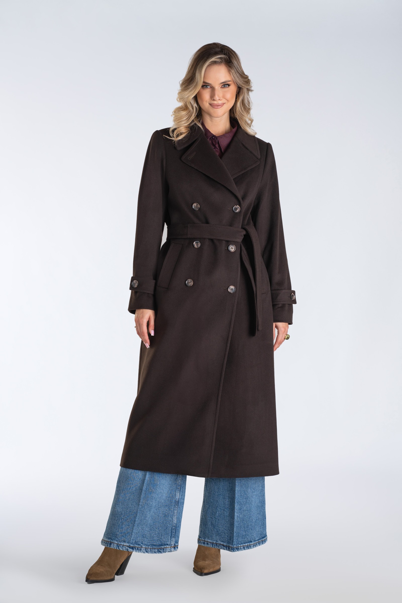 Elegancki płaszcz dwurzędowy z paskiem – idealny wybór na jesień i zimę dla kobiet ceniących klasykę i wygodę.