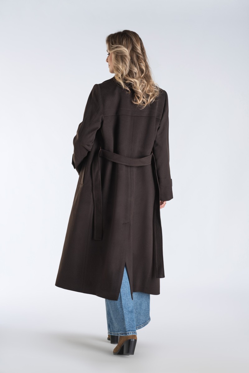 Elegancki płaszcz dwurzędowy z paskiem – idealny wybór na jesień i zimę dla kobiet ceniących klasykę i wygodę.