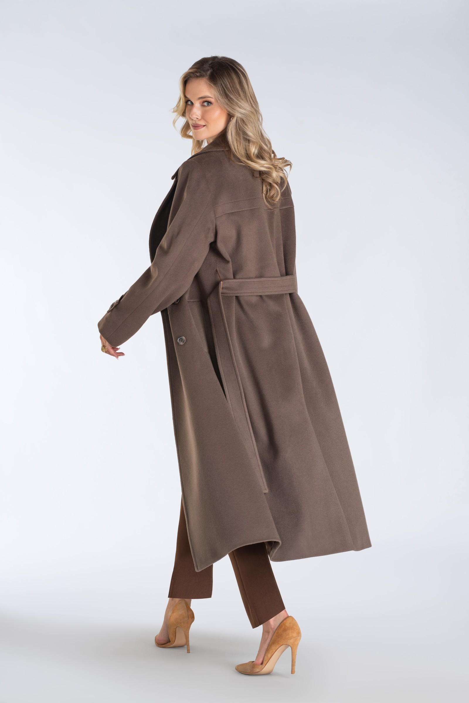 Elegancki płaszcz dwurzędowy z paskiem – idealny wybór na jesień i zimę dla kobiet ceniących klasykę i wygodę.