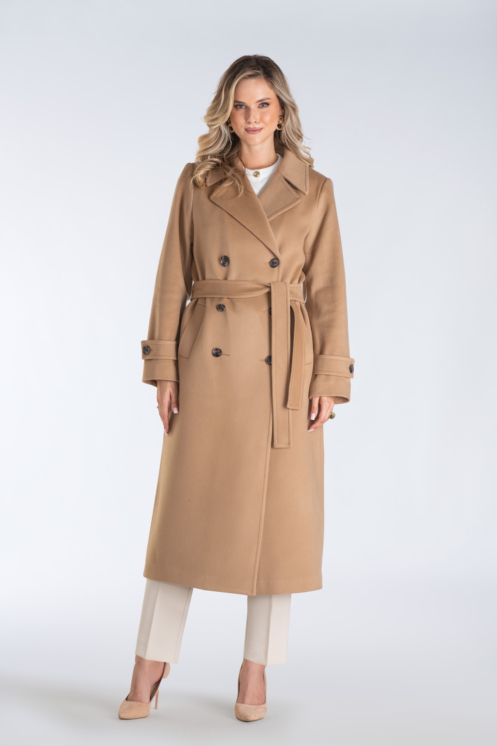 Elegancki płaszcz dwurzędowy z paskiem – idealny wybór na jesień i zimę dla kobiet ceniących klasykę i wygodę.