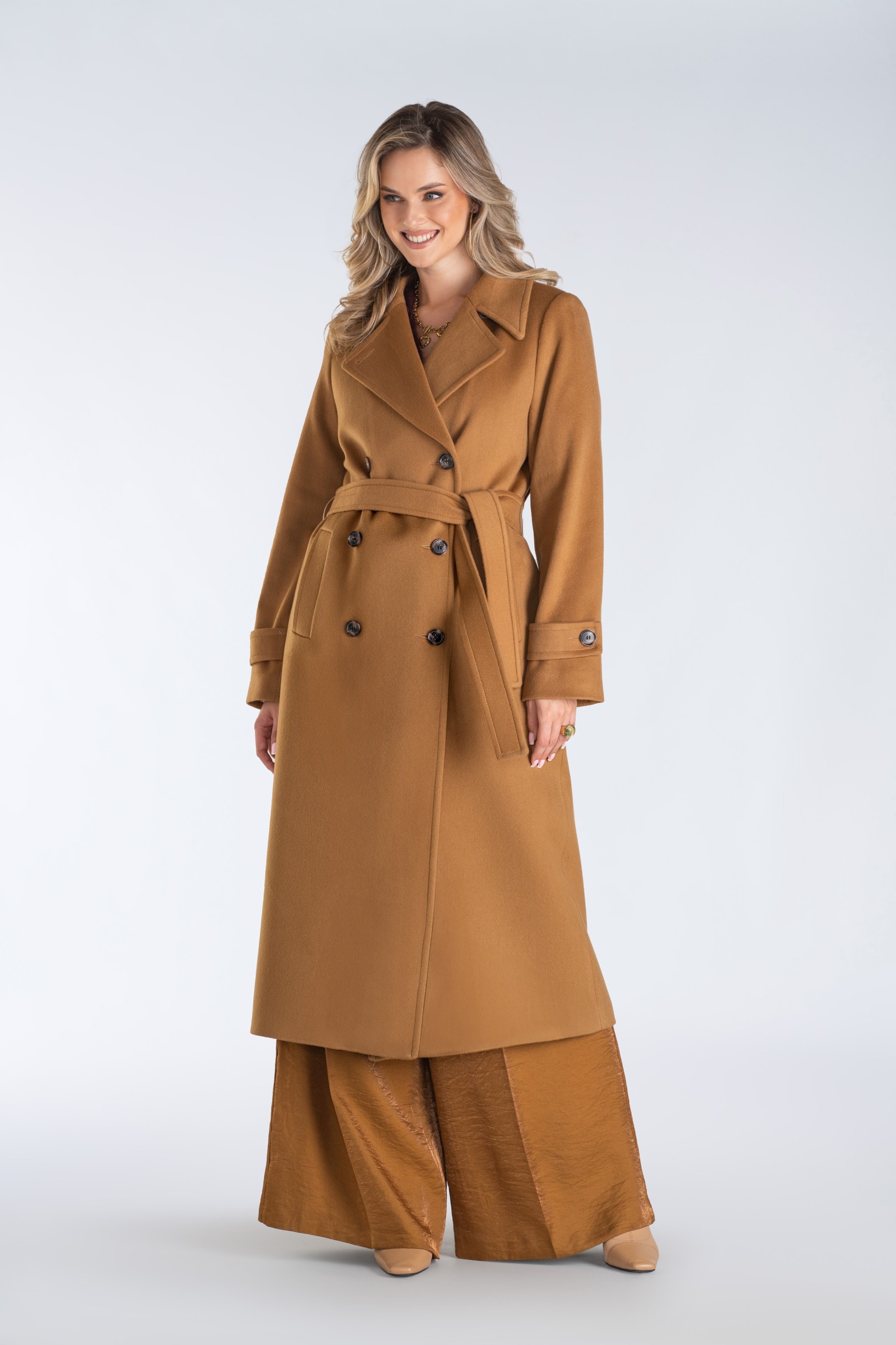 Elegancki płaszcz dwurzędowy z paskiem – idealny wybór na jesień i zimę dla kobiet ceniących klasykę i wygodę.