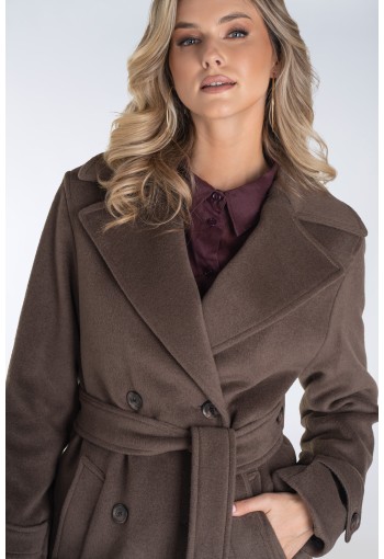 Długi, ciepły płaszcz, wiązany paskiem w talii z dużymi klapami.