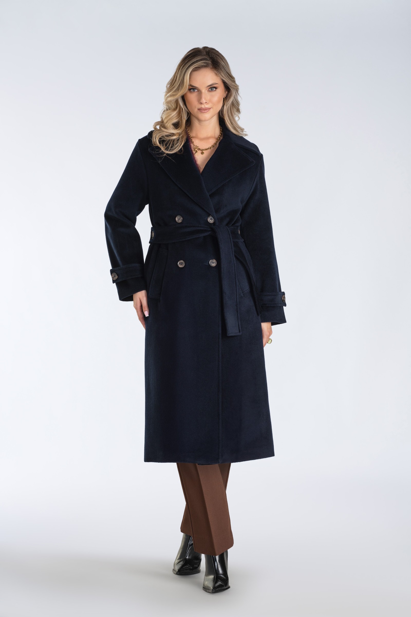 Długi, ciepły płaszcz, wiązany paskiem w talii z dużymi klapami.