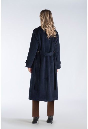 Długi, ciepły płaszcz, wiązany paskiem w talii z dużymi klapami.