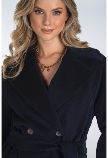 Długi, ciepły płaszcz, wiązany paskiem w talii z dużymi klapami.