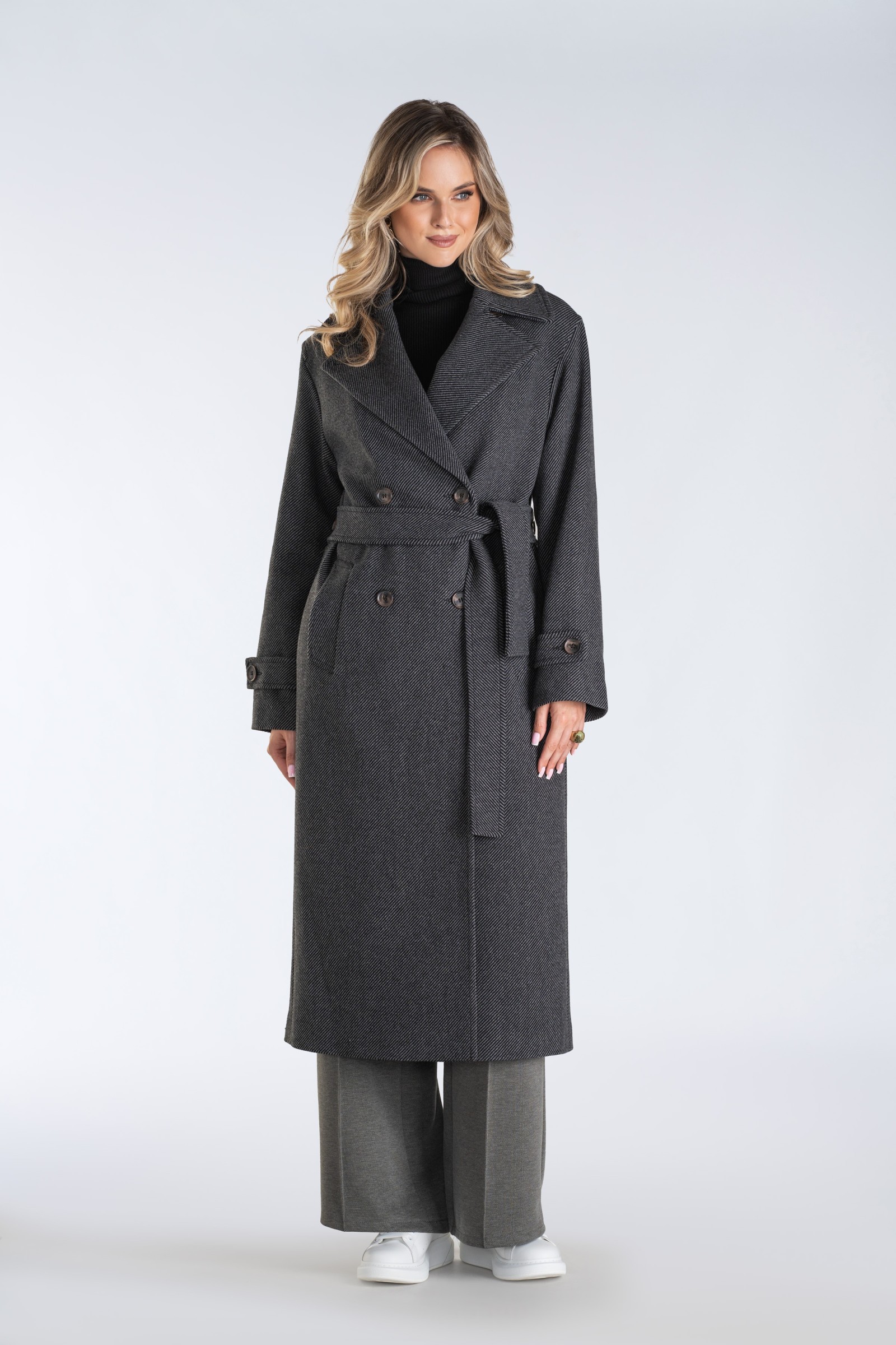 Długi, ciepły płaszcz, wiązany paskiem w talii z dużymi klapami.