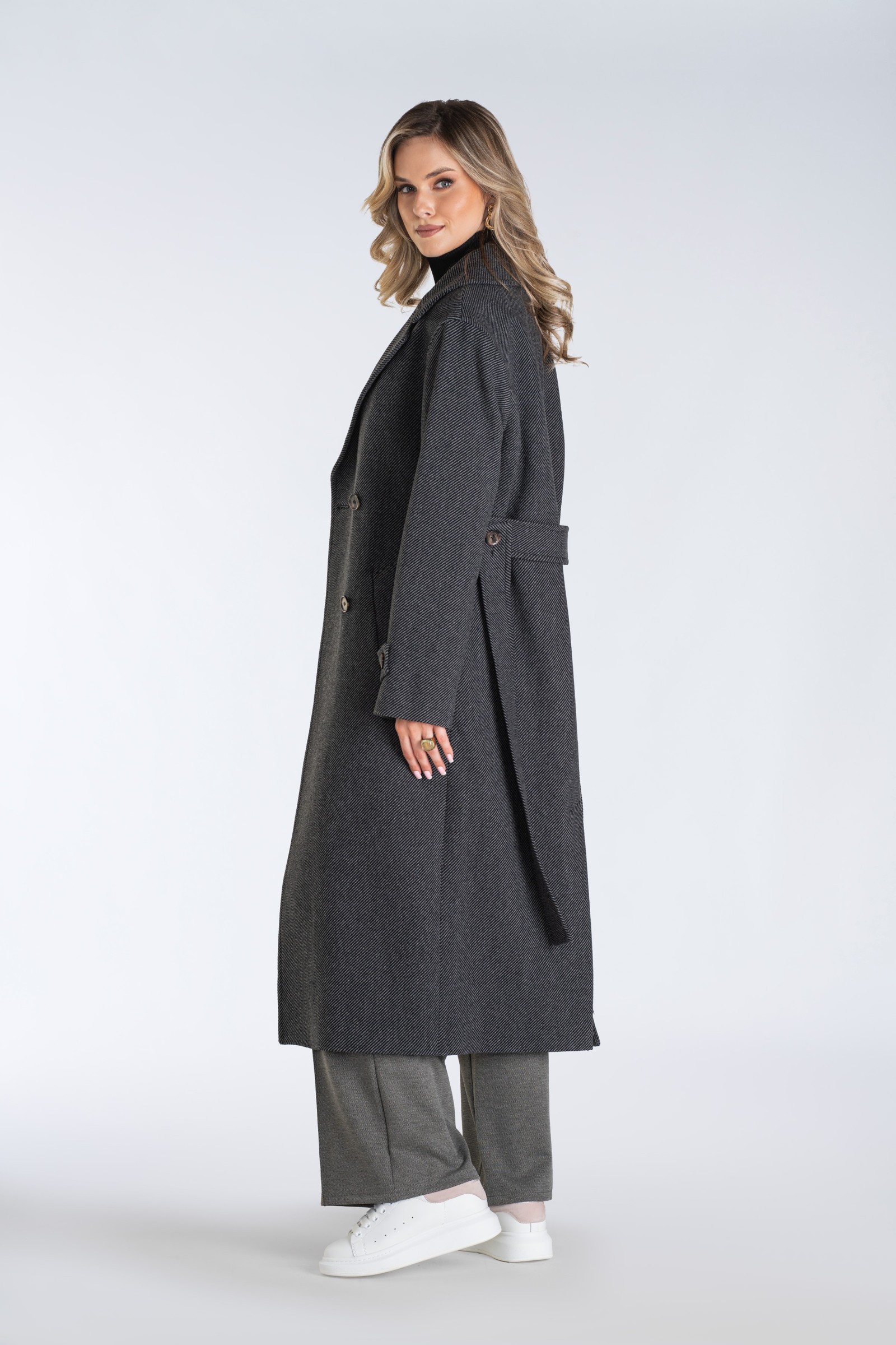 Długi, ciepły płaszcz, wiązany paskiem w talii z dużymi klapami.