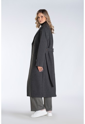 Długi, ciepły płaszcz, wiązany paskiem w talii z dużymi klapami.