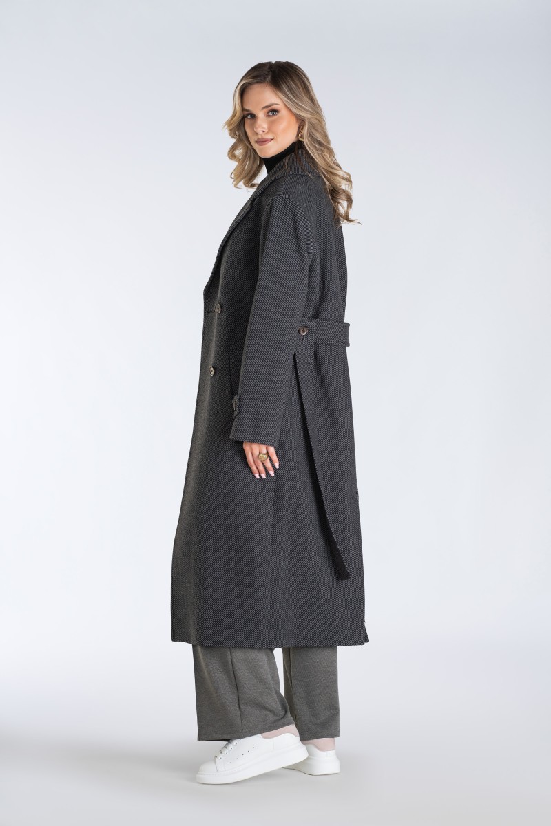 Długi, ciepły płaszcz, wiązany paskiem w talii z dużymi klapami.