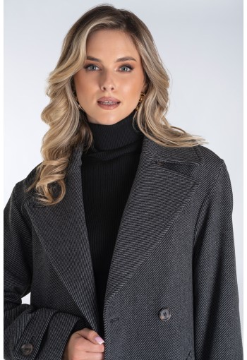 Długi, ciepły płaszcz, wiązany paskiem w talii z dużymi klapami.