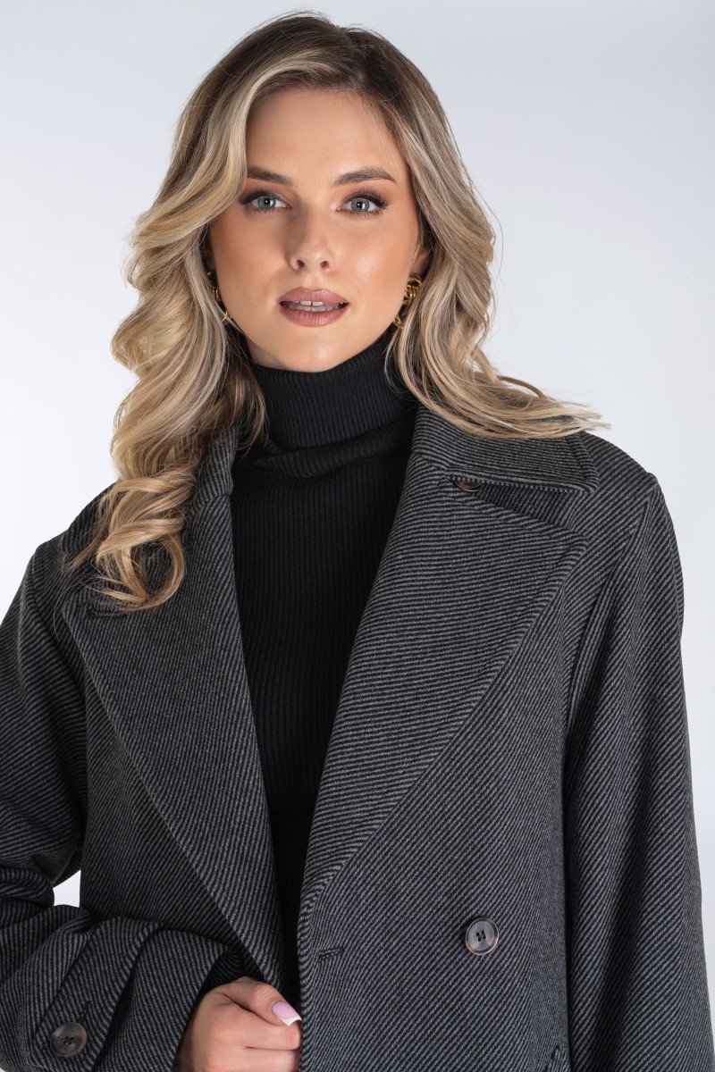 Długi, ciepły płaszcz, wiązany paskiem w talii z dużymi klapami.