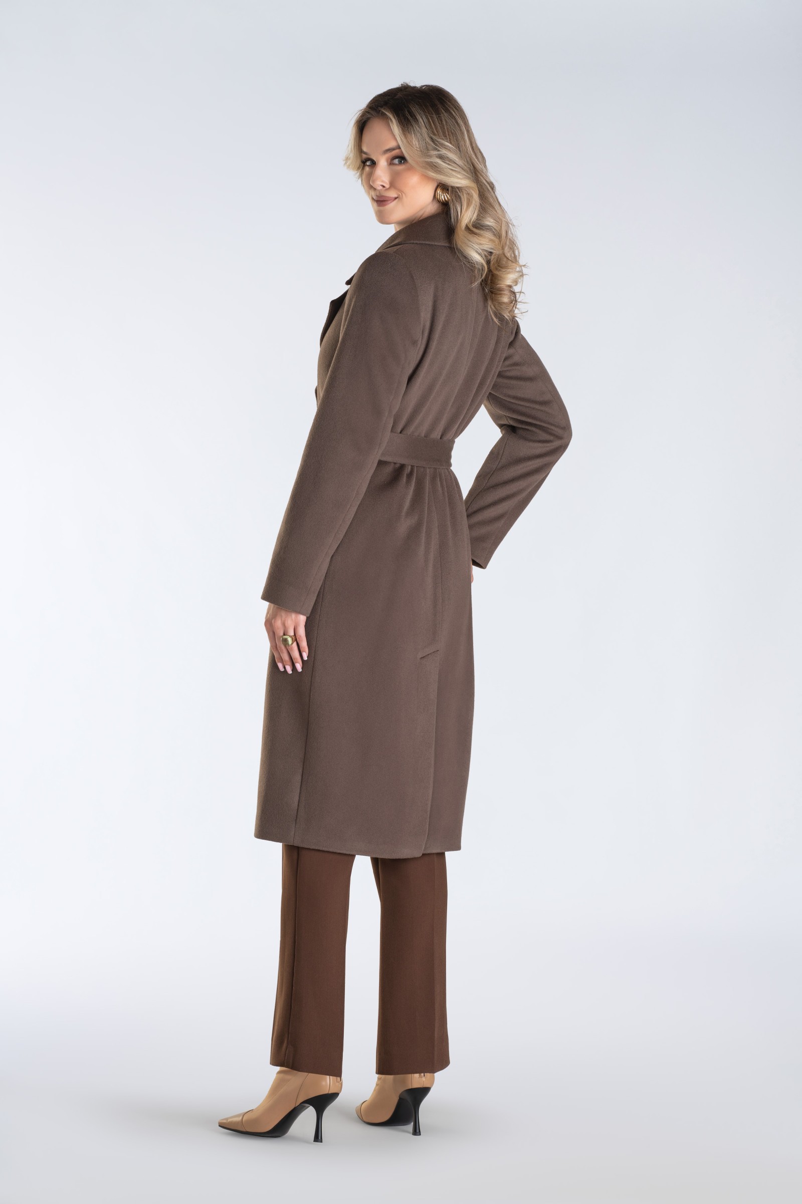 Jednorzędowy płaszcz damski z szerokimi klapami i krytym zapięciem – minimalistyczny, elegancki i doskonały do wielu stylizacji.
