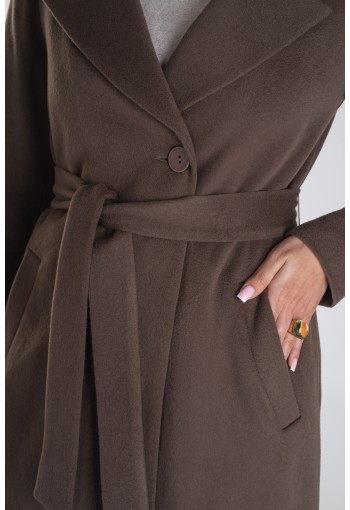 Jednorzędowy płaszcz damski z szerokimi klapami i krytym zapięciem – minimalistyczny, elegancki i doskonały do wielu stylizacji.