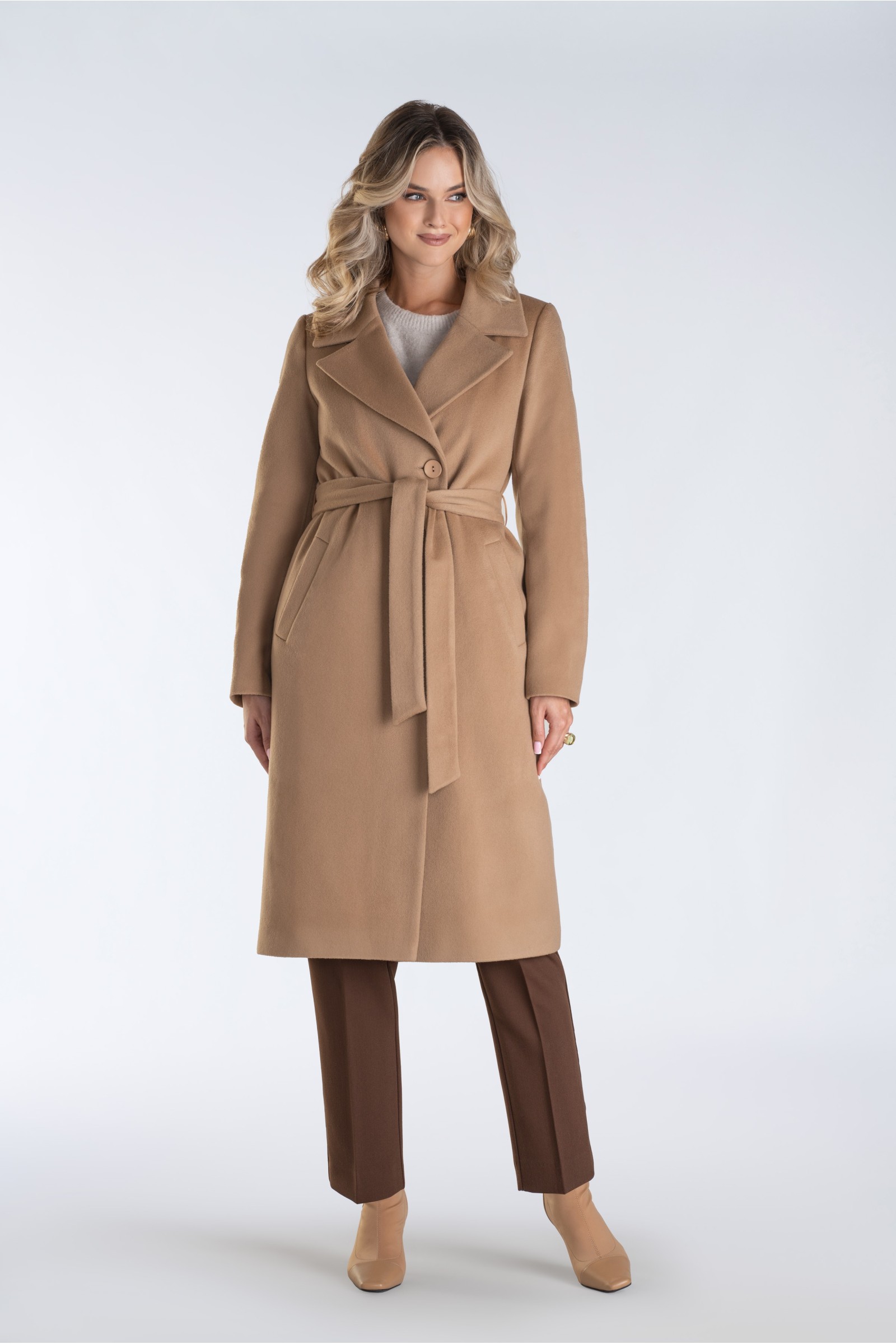 Jednorzędowy płaszcz damski z szerokimi klapami i krytym zapięciem – minimalistyczny, elegancki i doskonały do wielu stylizacji.