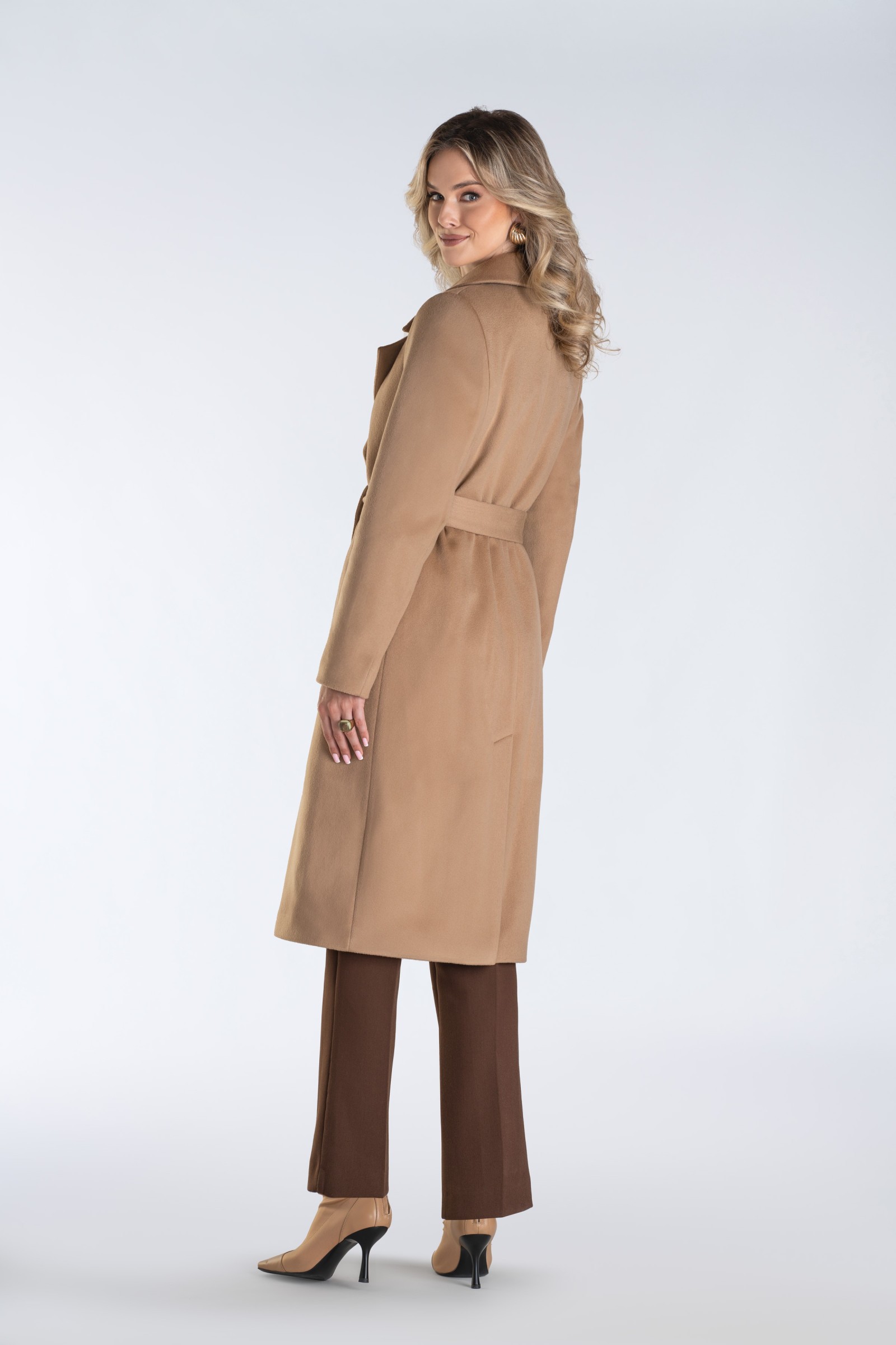 Jednorzędowy płaszcz damski z szerokimi klapami i krytym zapięciem – minimalistyczny, elegancki i doskonały do wielu stylizacji.