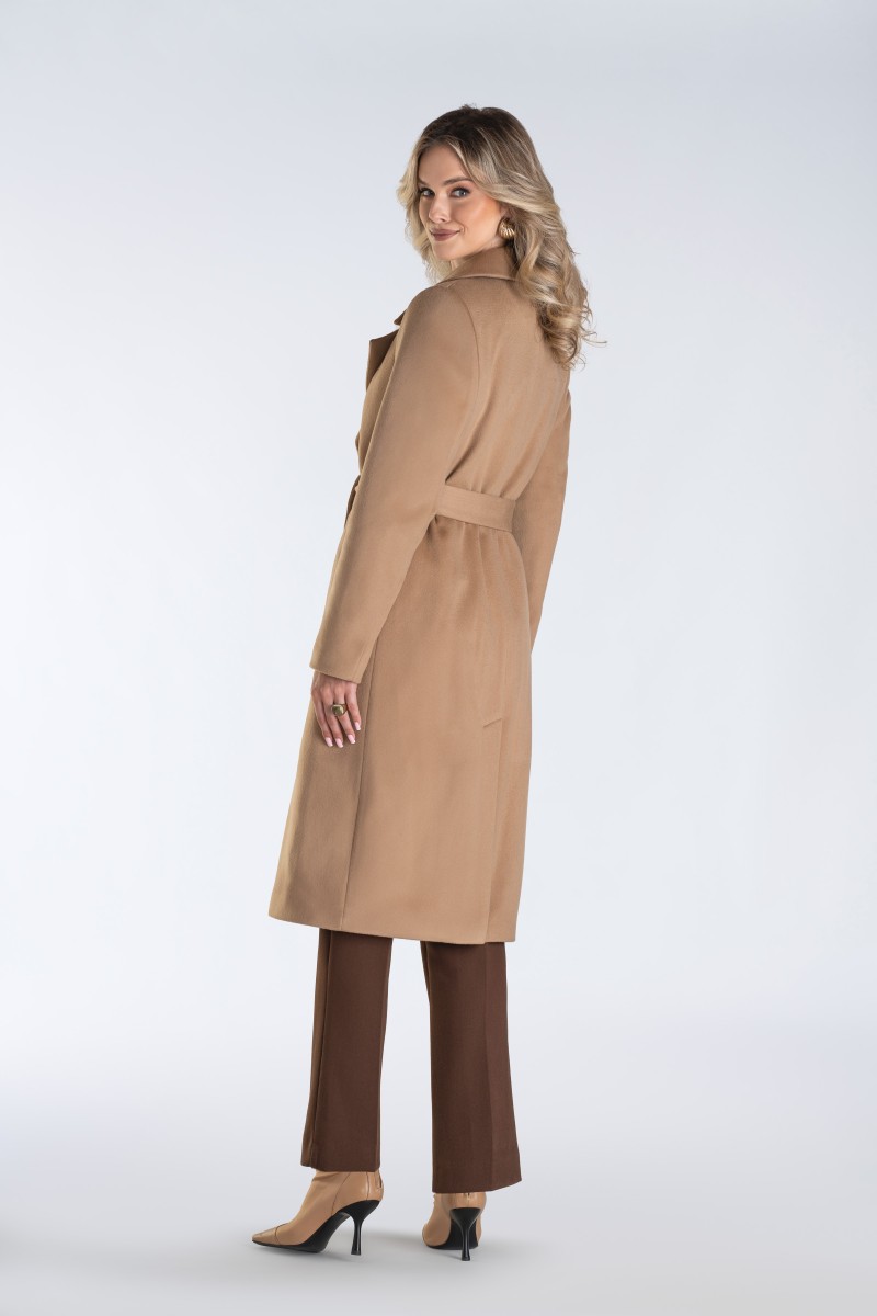 Jednorzędowy płaszcz damski z szerokimi klapami i krytym zapięciem – minimalistyczny, elegancki i doskonały do wielu stylizacji.