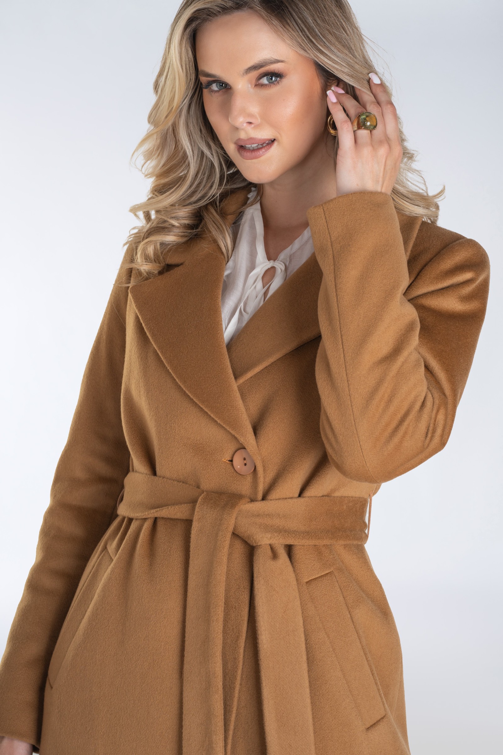 Jednorzędowy płaszcz damski z szerokimi klapami i krytym zapięciem – minimalistyczny, elegancki i doskonały do wielu stylizacji.