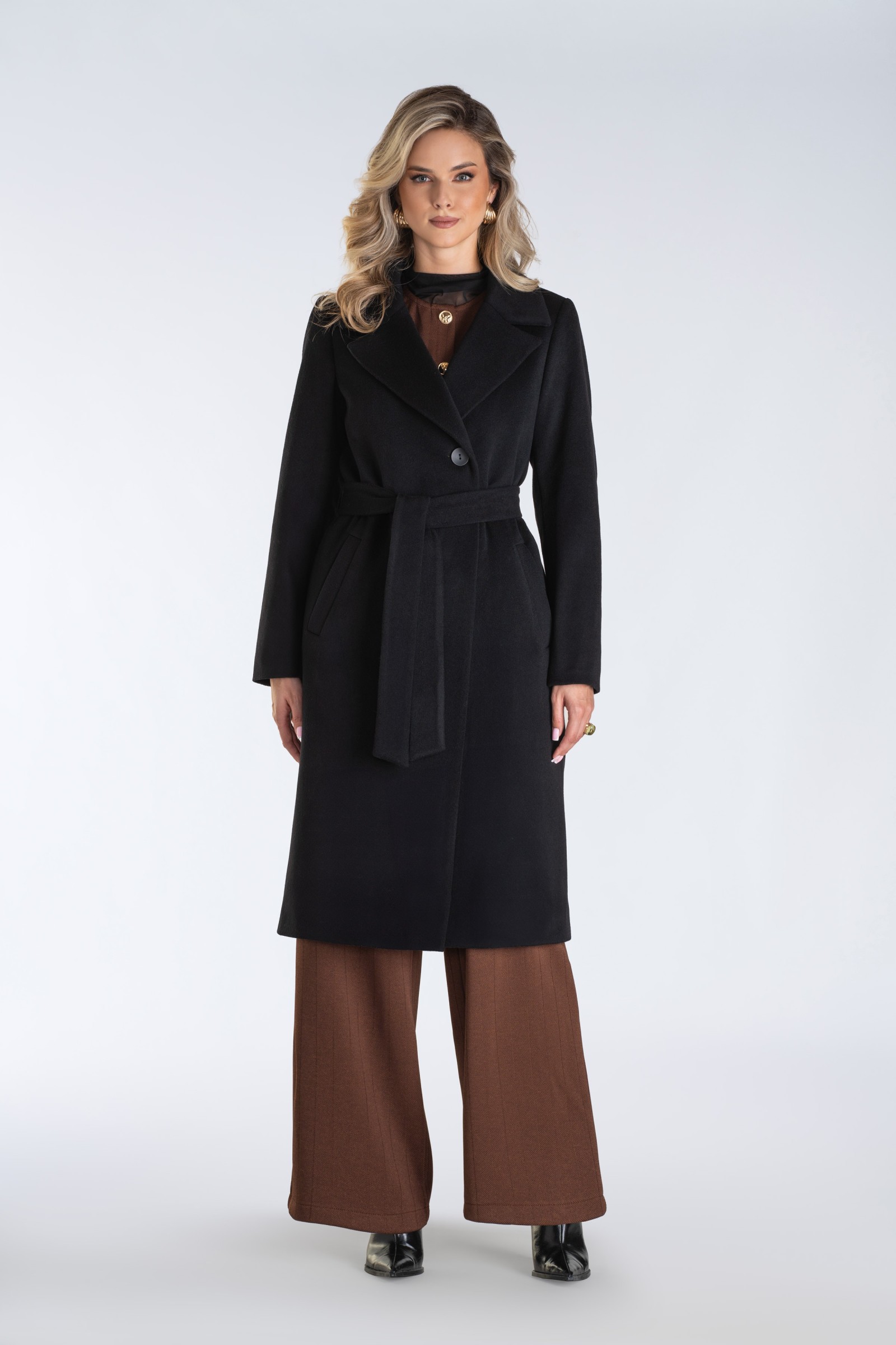 Jednorzędowy płaszcz damski z szerokimi klapami i krytym zapięciem – minimalistyczny, elegancki i doskonały do wielu stylizacji.