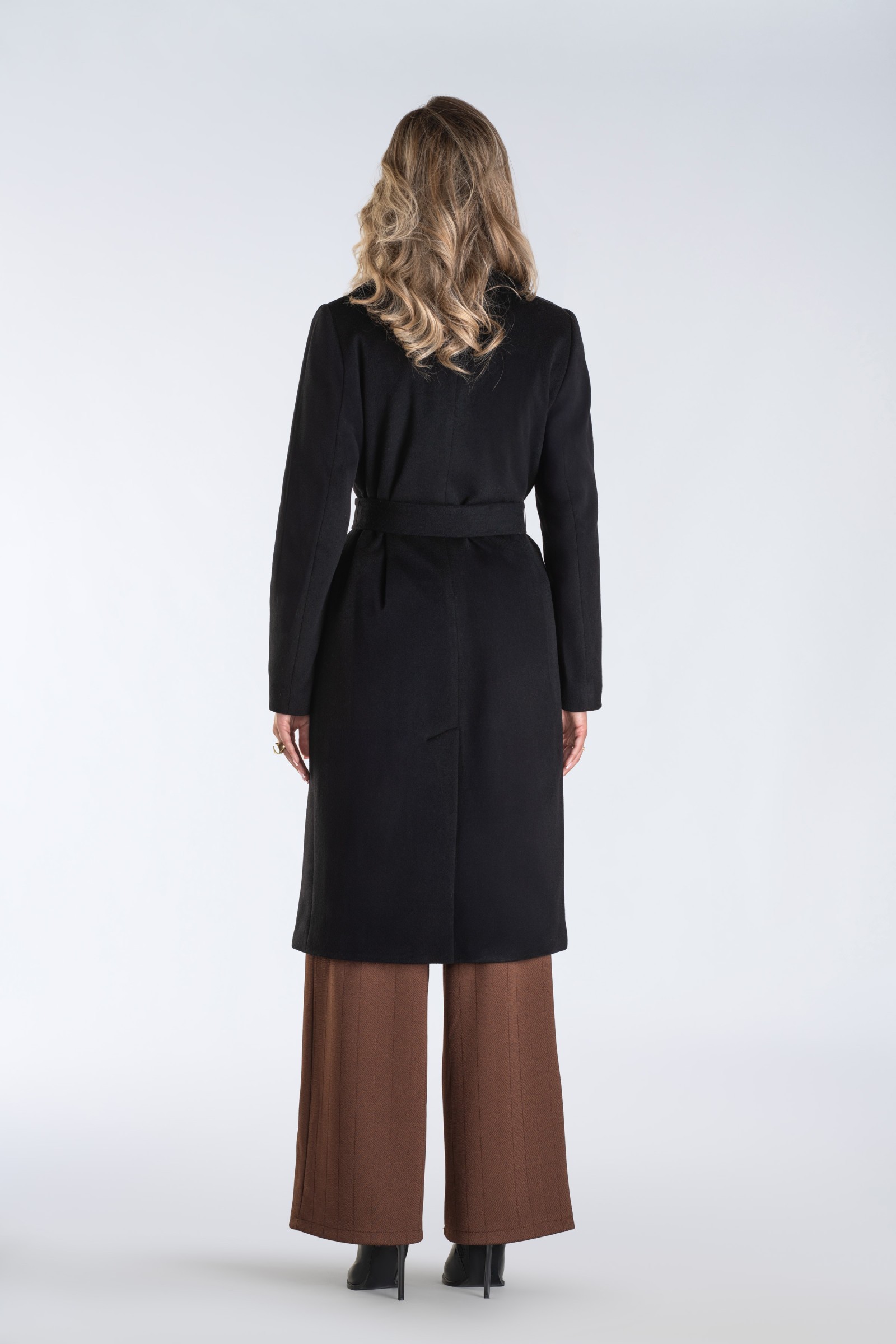 Jednorzędowy płaszcz damski z szerokimi klapami i krytym zapięciem – minimalistyczny, elegancki i doskonały do wielu stylizacji.