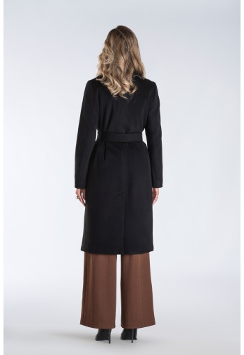 Jednorzędowy płaszcz damski z szerokimi klapami i krytym zapięciem – minimalistyczny, elegancki i doskonały do wielu stylizacji.