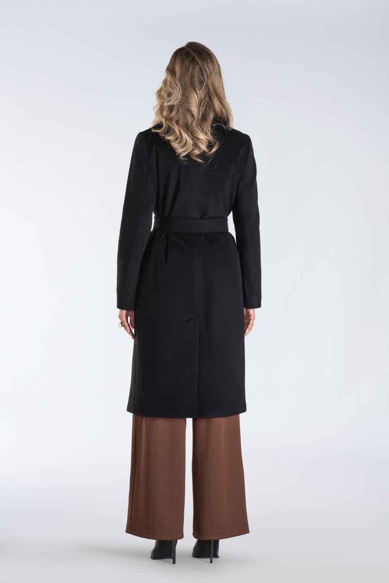 Jednorzędowy płaszcz damski z szerokimi klapami i krytym zapięciem – minimalistyczny, elegancki i doskonały do wielu stylizacji.