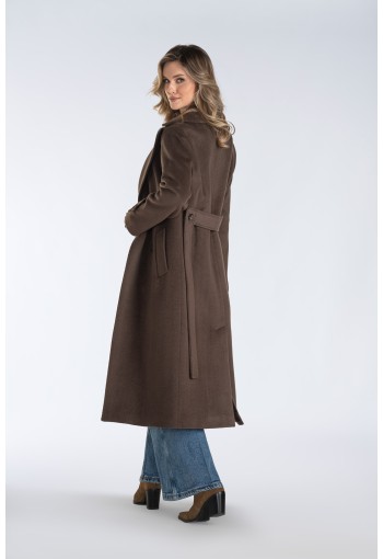 Długi, ciepły płaszcz, wiązany paskiem w talii z dużymi klapami.