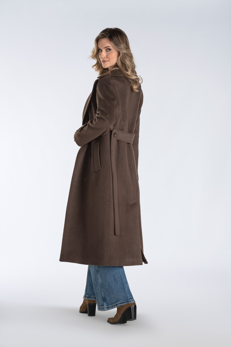 Długi, ciepły płaszcz, wiązany paskiem w talii z dużymi klapami.