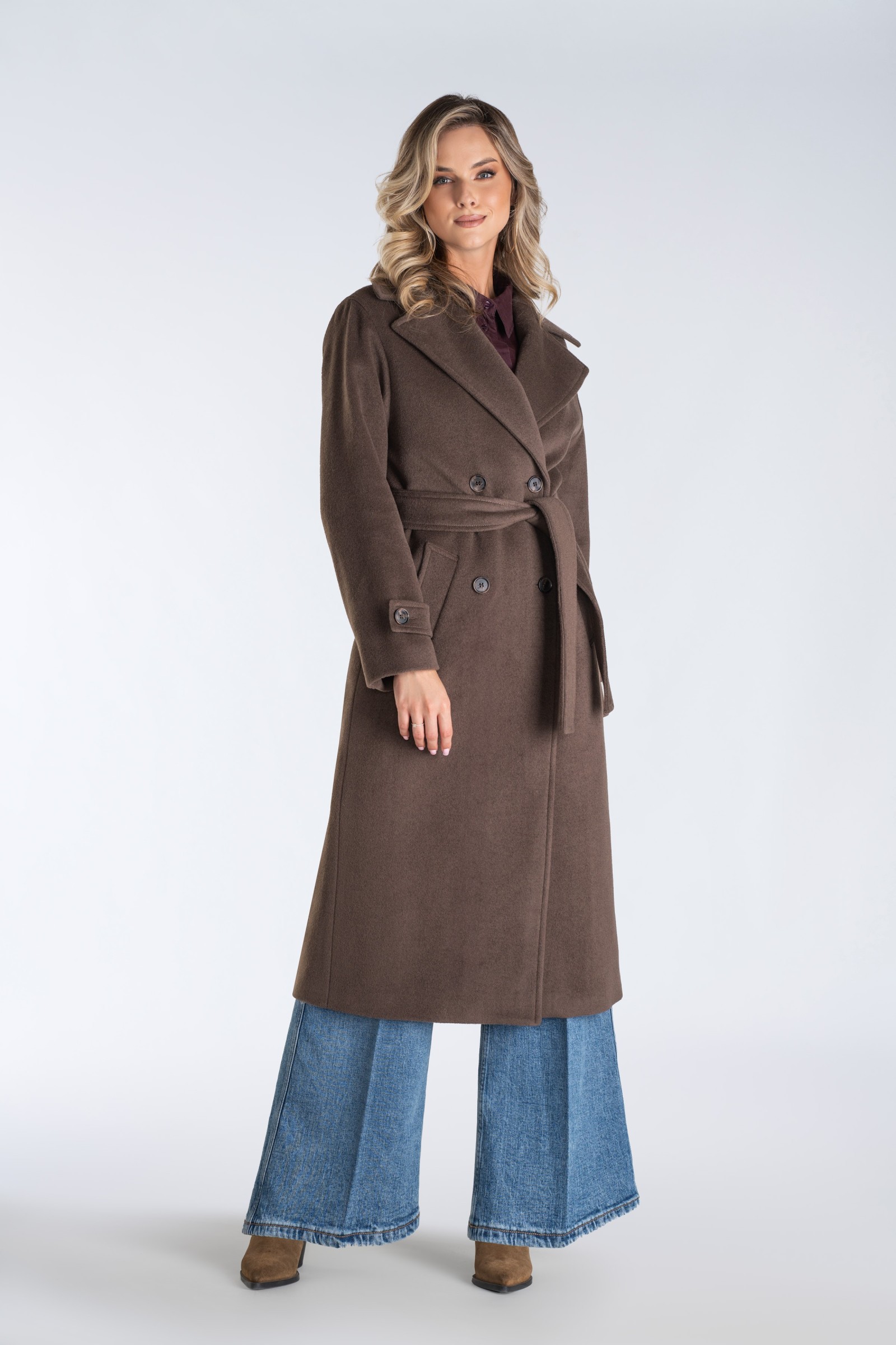 Długi, ciepły płaszcz, wiązany paskiem w talii z dużymi klapami.