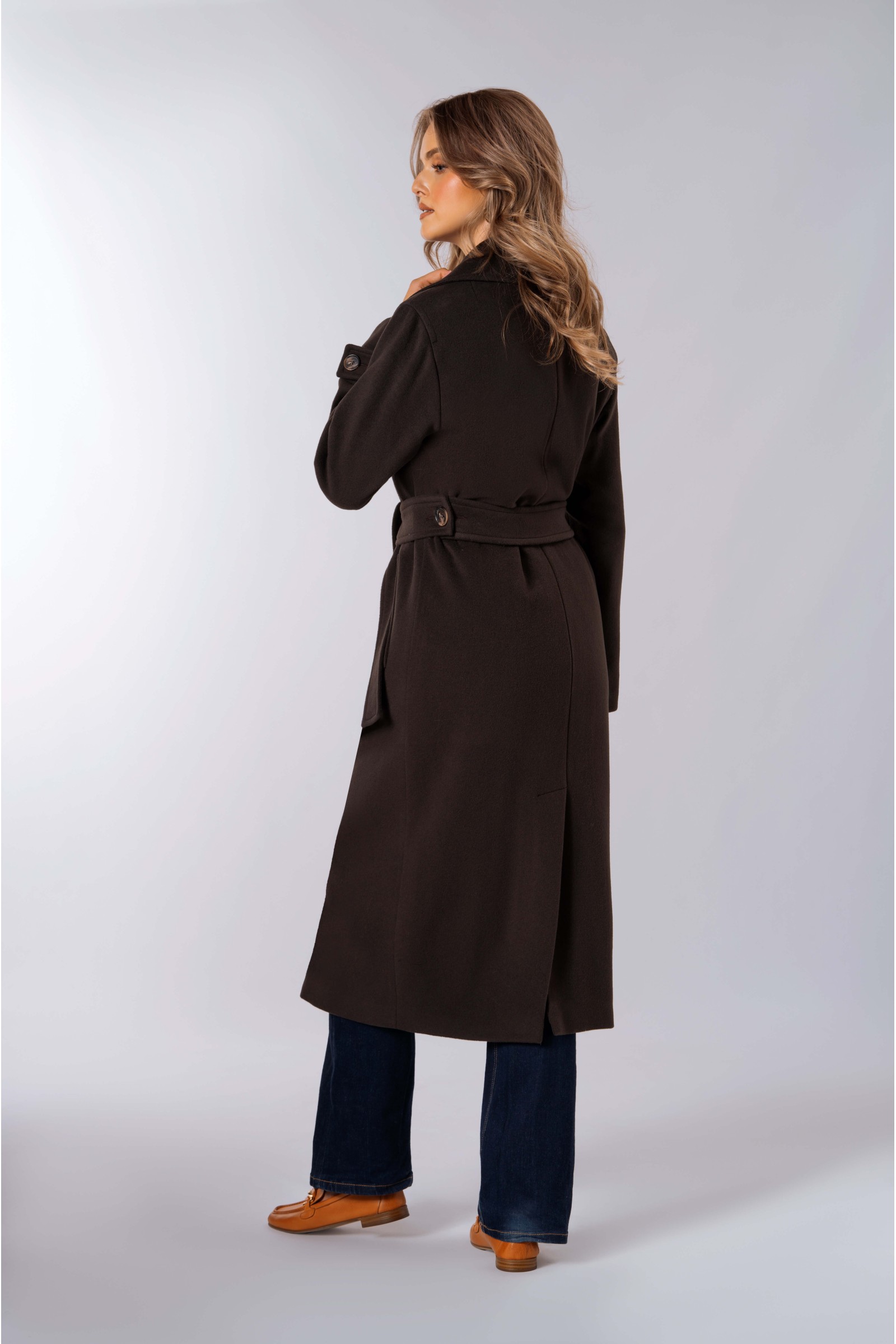 Długi, ciepły płaszcz, wiązany paskiem w talii z dużymi klapami 557 brązowy