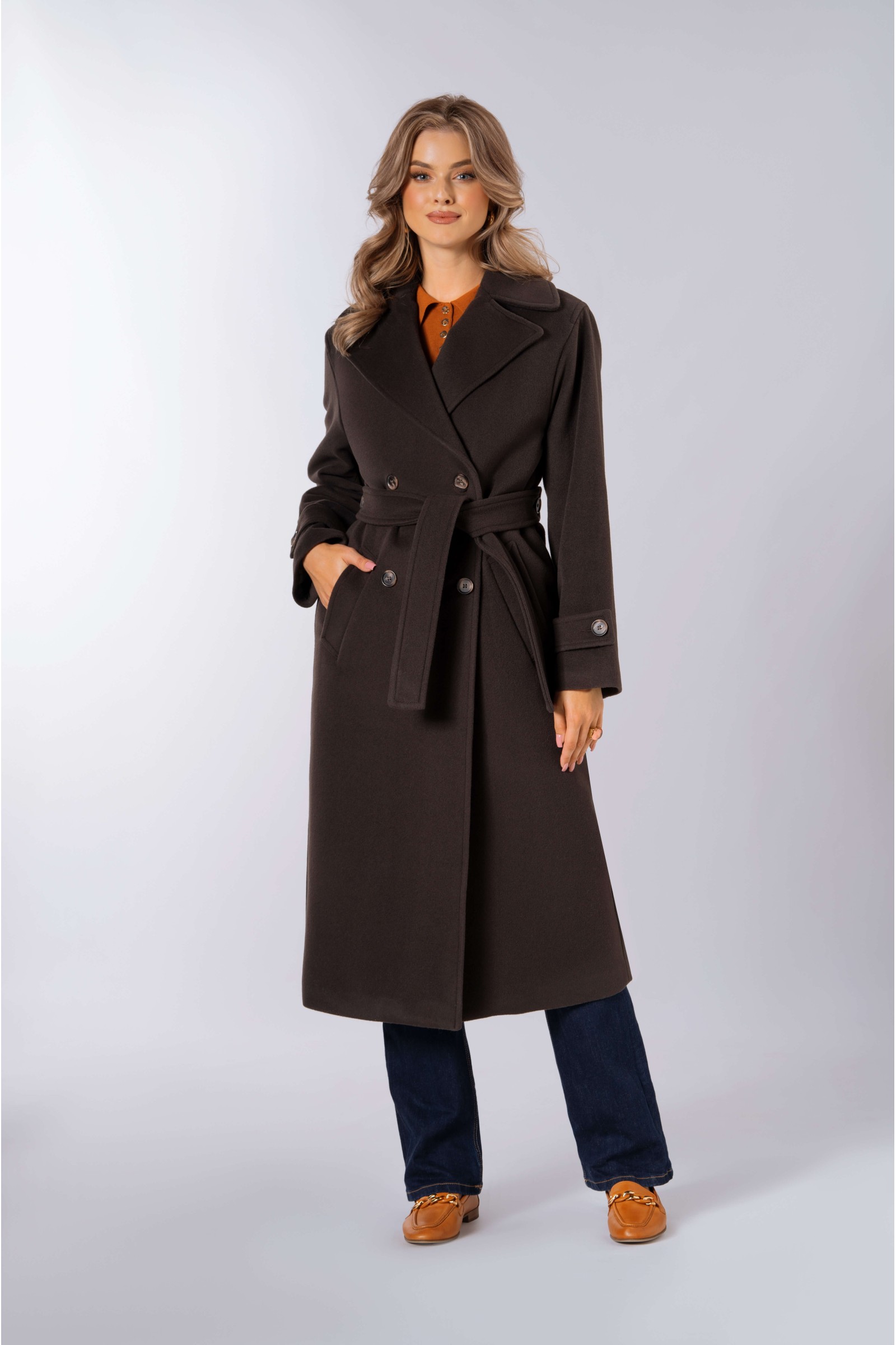 Długi, ciepły płaszcz, wiązany paskiem w talii z dużymi klapami 557 brązowy