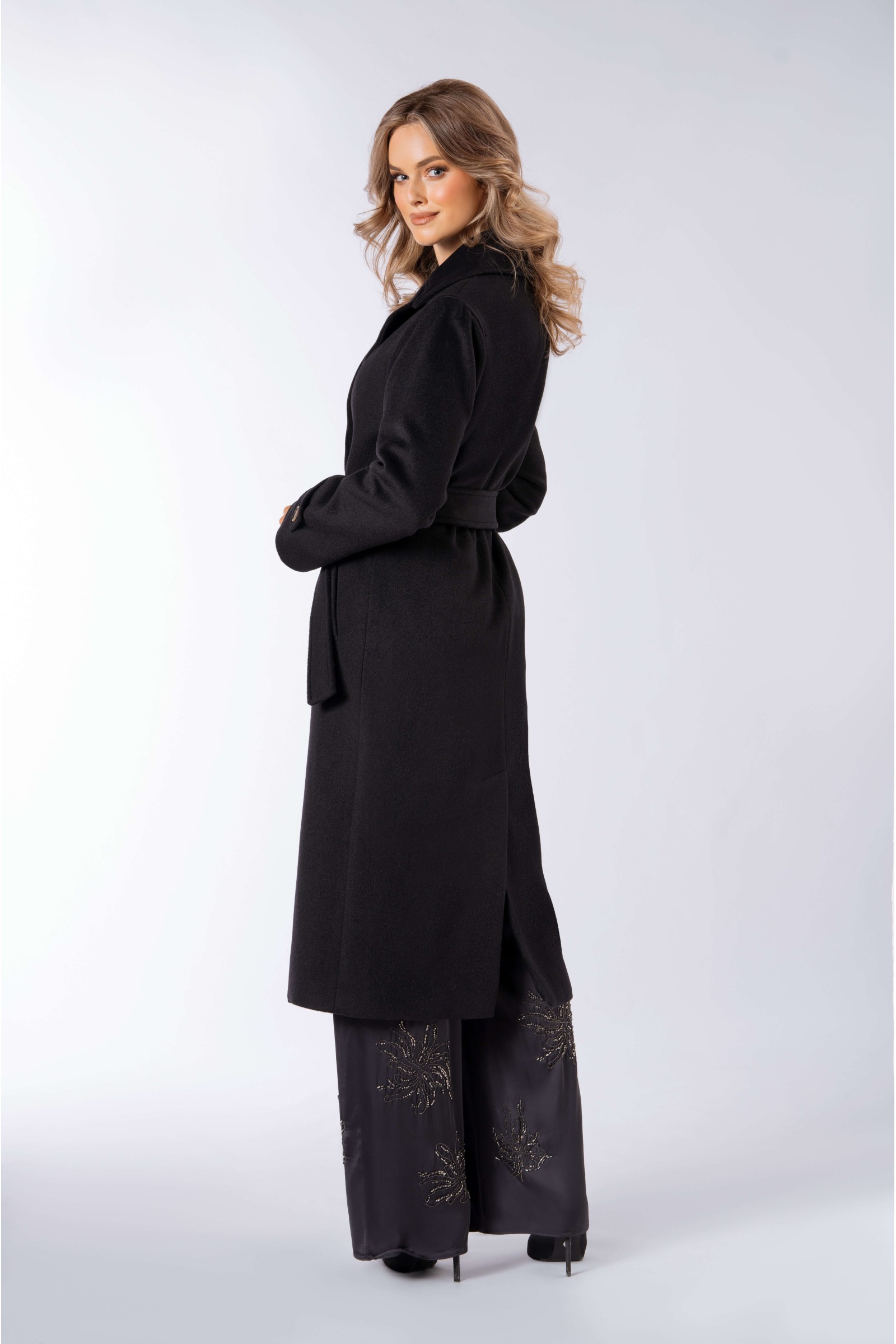 Długi, ciepły płaszcz, wiązany paskiem w talii z dużymi klapami 557 czarny