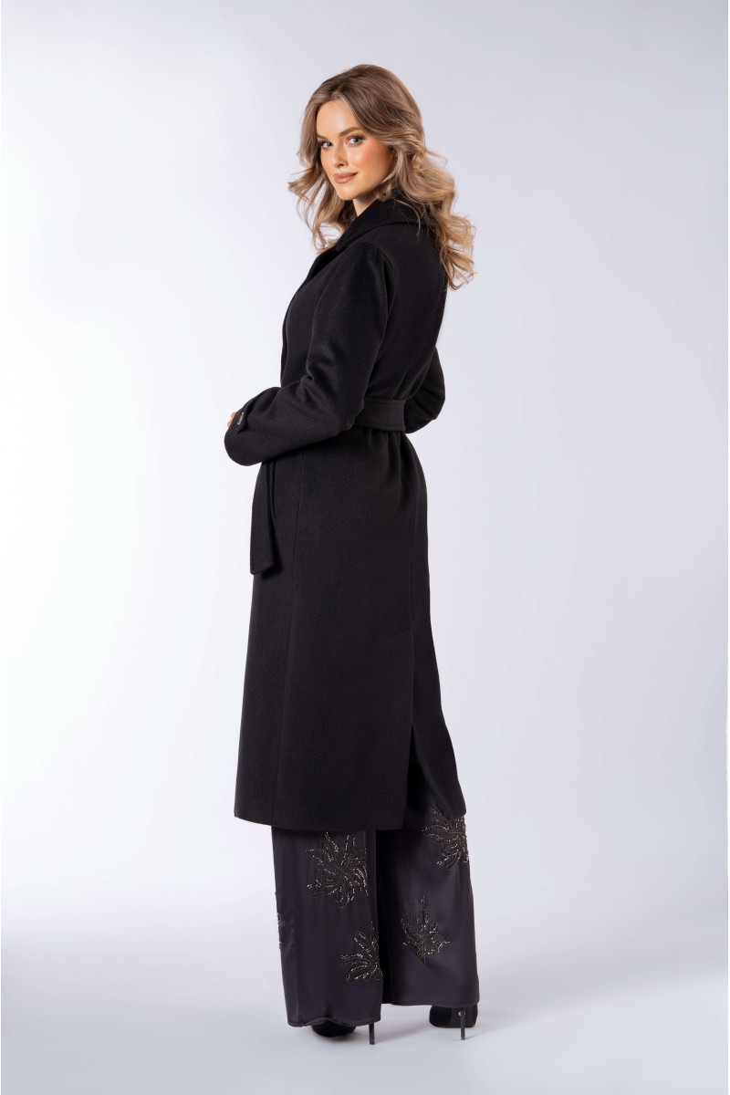 Długi, ciepły płaszcz, wiązany paskiem w talii z dużymi klapami 557 czarny