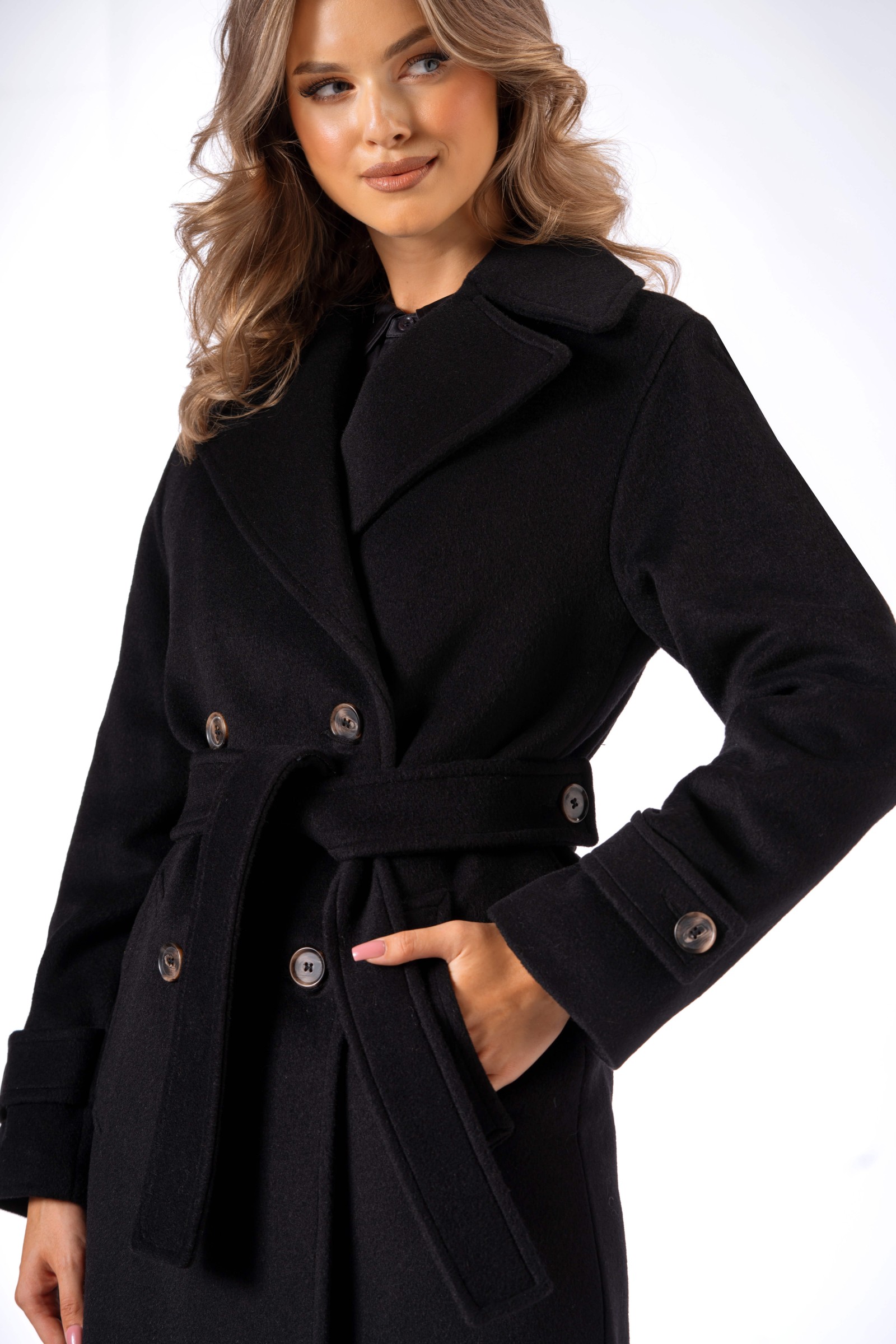 Długi, ciepły płaszcz, wiązany paskiem w talii z dużymi klapami 557 czarny