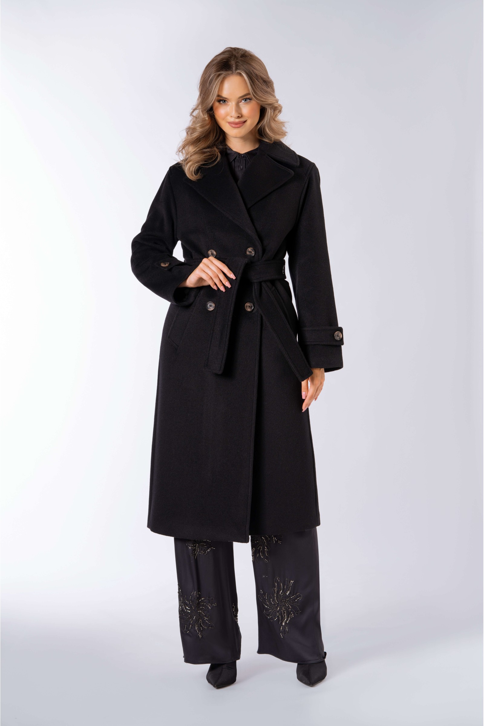 Długi, ciepły płaszcz, wiązany paskiem w talii z dużymi klapami 557 czarny