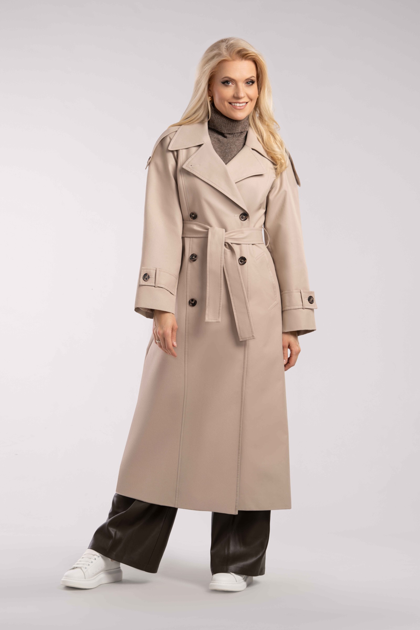 Długi, dwurzędowy płaszcz, wiązany paskiem w talii z dużymi klapami.
Płaszcz zapinany na guziki i wiązany paskiem w talii.