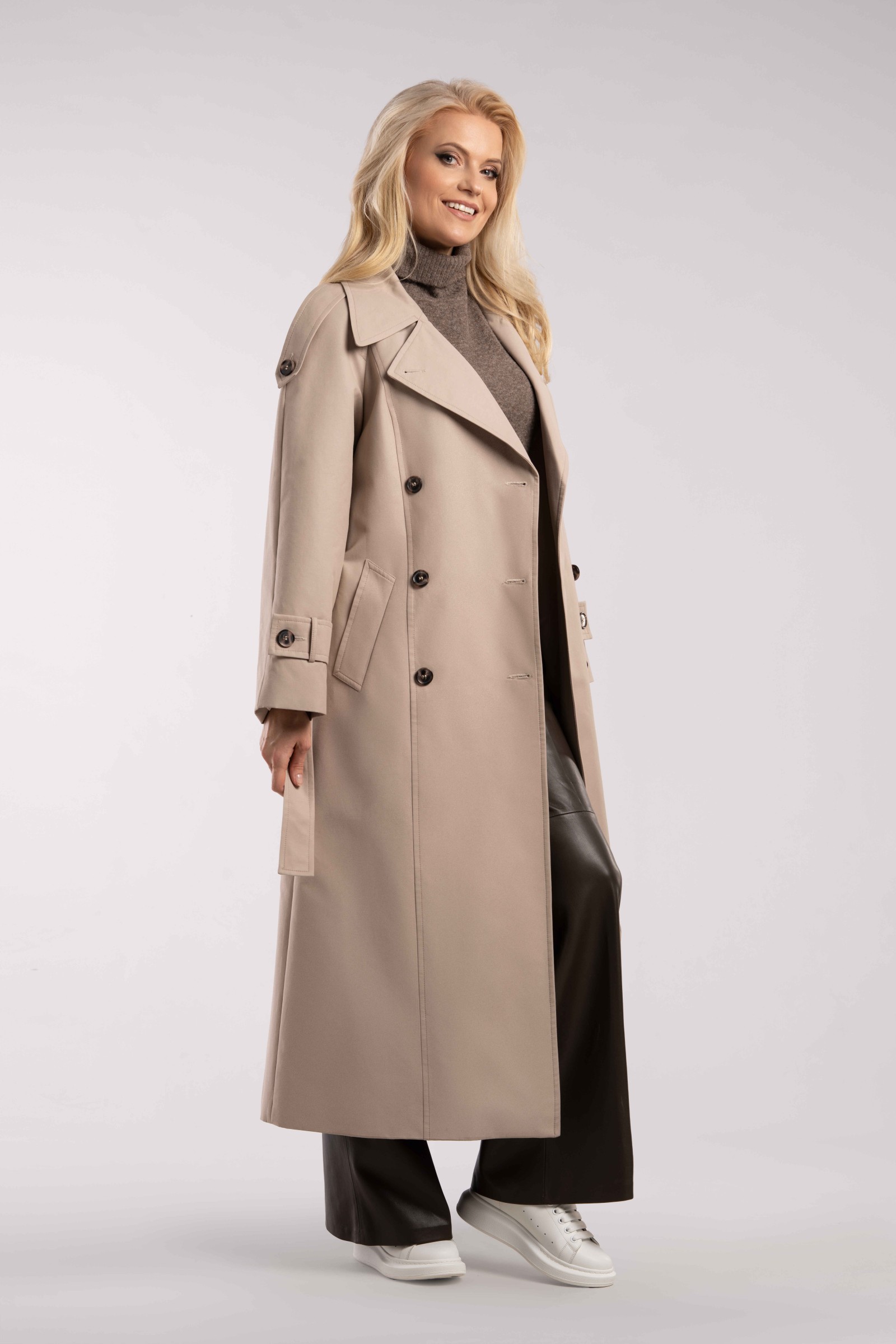 Długi, dwurzędowy płaszcz, wiązany paskiem w talii z dużymi klapami.
Płaszcz zapinany na guziki i wiązany paskiem w talii.