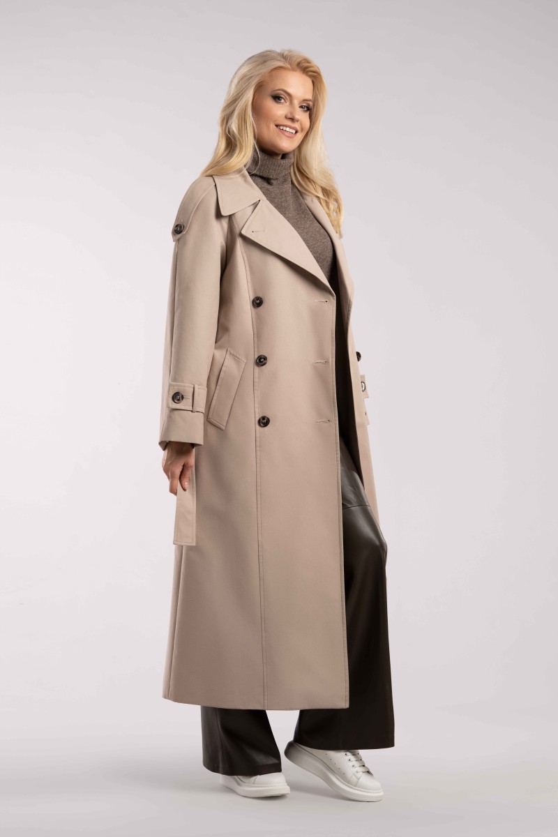 Długi, dwurzędowy płaszcz, wiązany paskiem w talii z dużymi klapami.
Płaszcz zapinany na guziki i wiązany paskiem w talii.