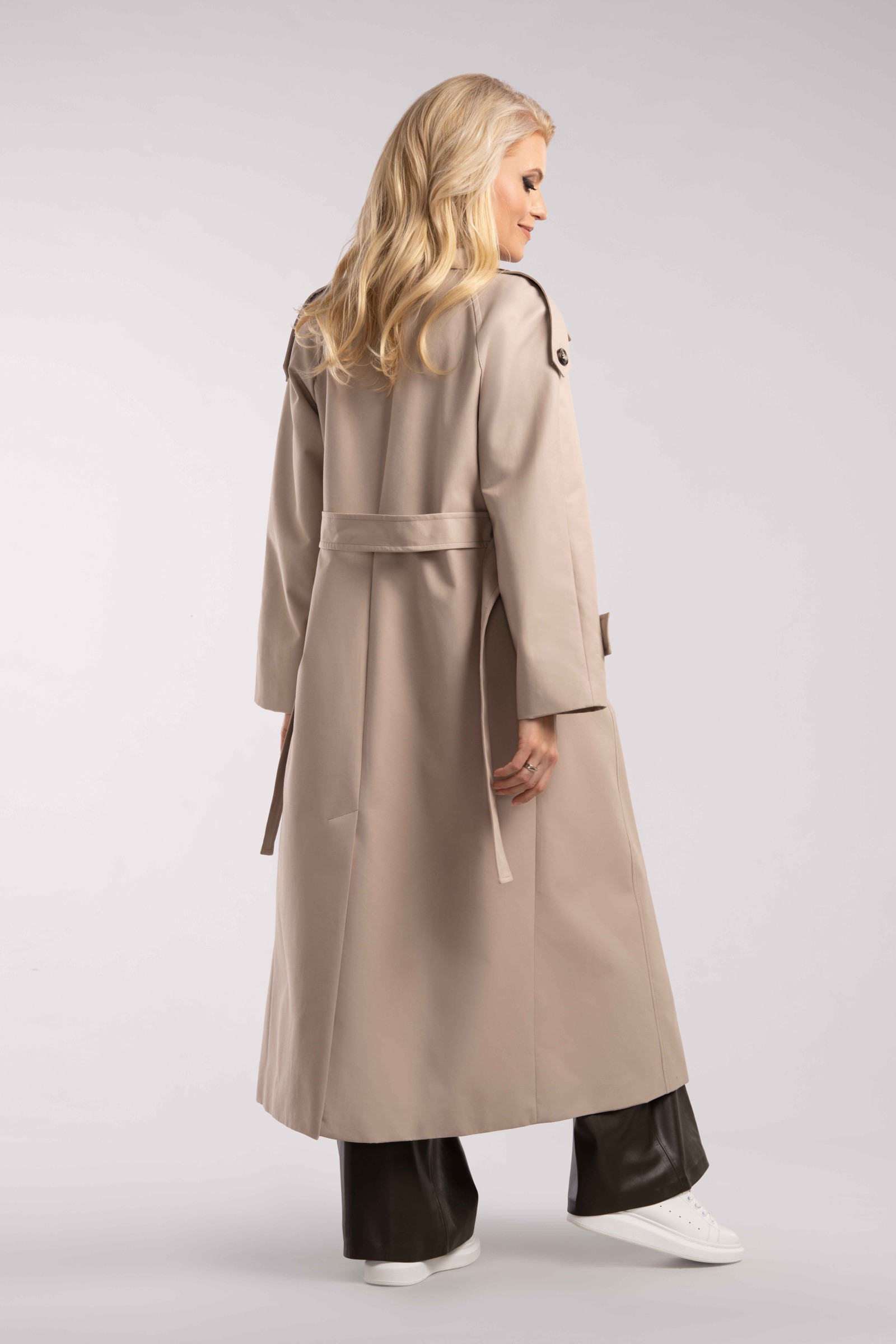 Długi, dwurzędowy płaszcz, wiązany paskiem w talii z dużymi klapami.
Płaszcz zapinany na guziki i wiązany paskiem w talii.