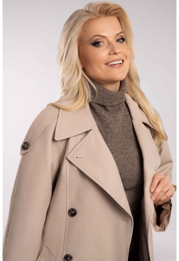 Długi, dwurzędowy płaszcz, wiązany paskiem w talii z dużymi klapami.
Płaszcz zapinany na guziki i wiązany paskiem w talii.