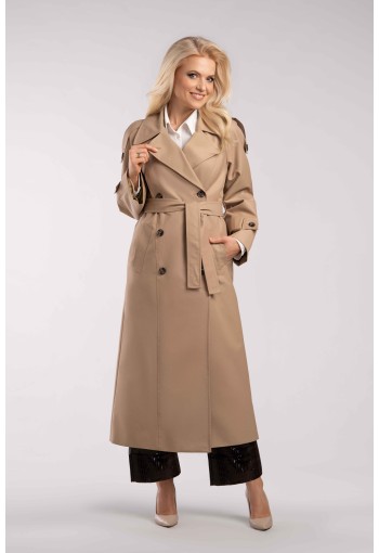 Długi, dwurzędowy płaszcz, wiązany paskiem w talii z dużymi klapami.
Płaszcz zapinany na guziki i wiązany paskiem w talii.