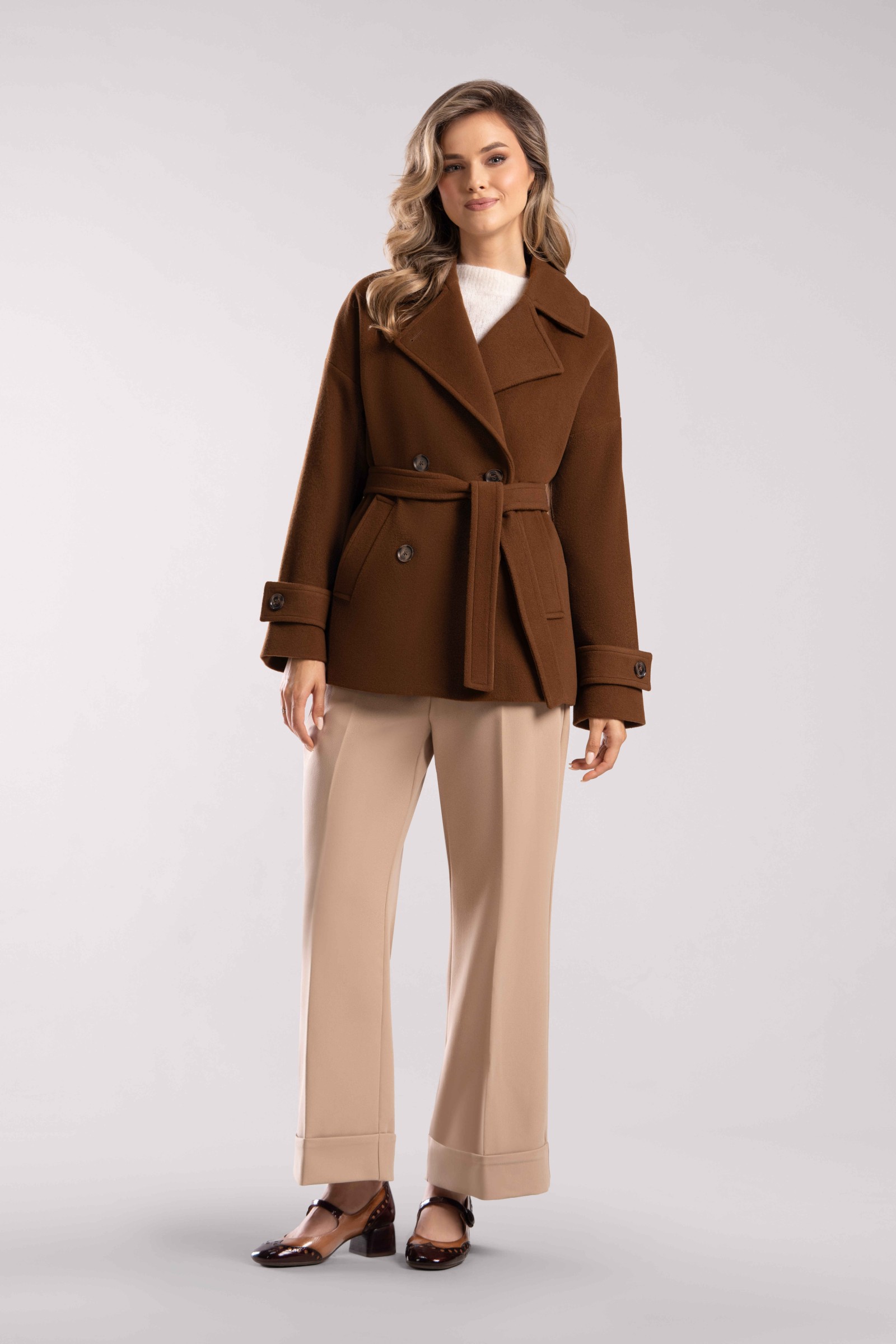 M579 krótki wełniany płaszcz damski oversize z paskiem w kolorze ciemny camel