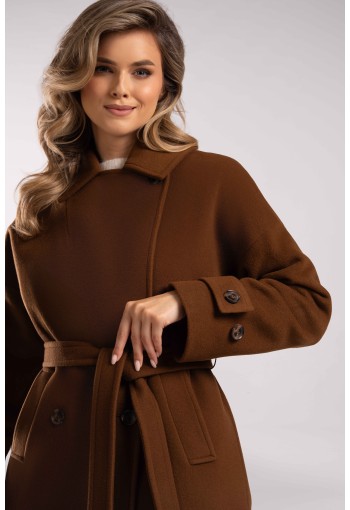 M579 krótki wełniany płaszcz damski oversize z paskiem w kolorze ciemny camel  - zbliżenie