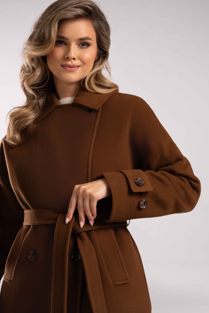 M579 krótki wełniany płaszcz damski oversize z paskiem w kolorze ciemny camel  - zbliżenie