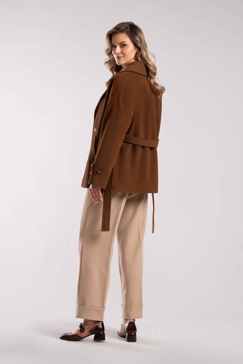 M579 krótki wełniany płaszcz damski oversize z paskiem w kolorze ciemny camel - tył