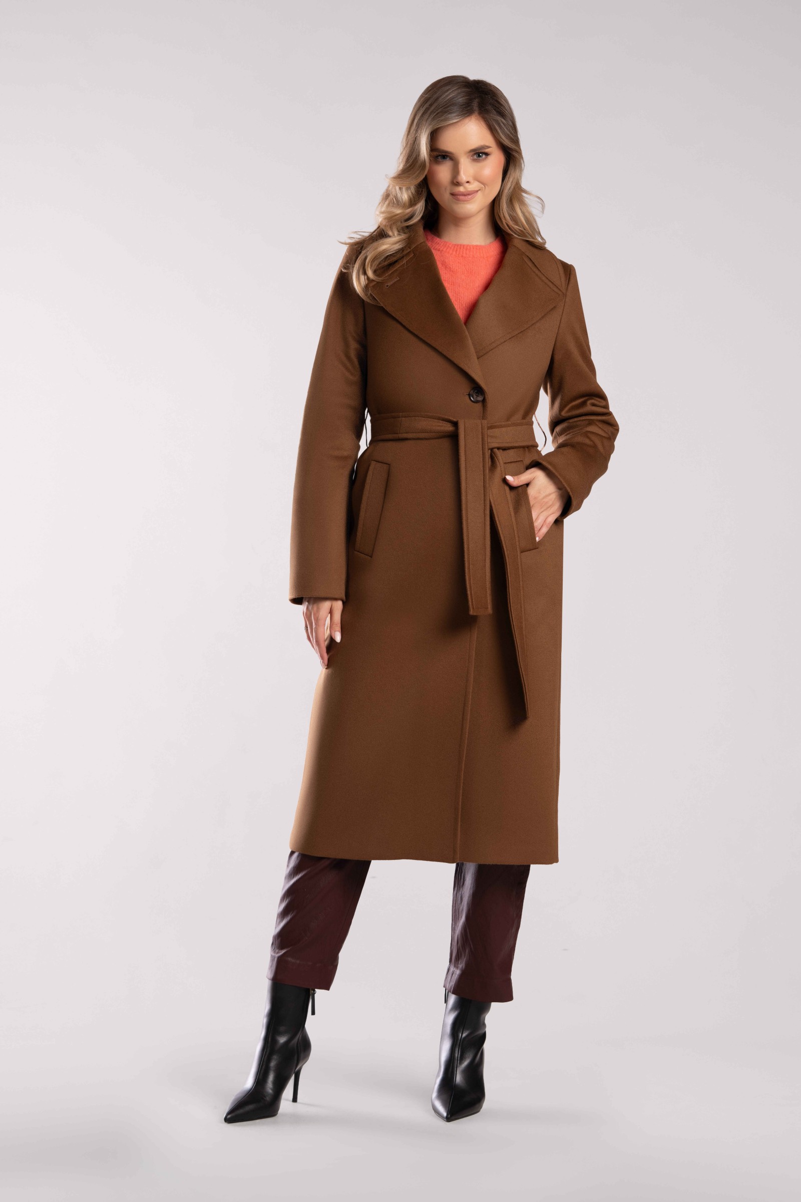 Jednorzędowy płaszcz wełniany z krytym zapięciem ciemny camel M577 | Szulist