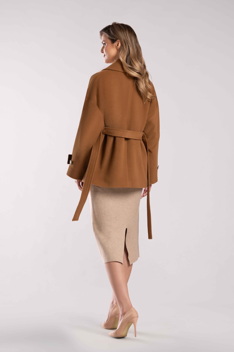 M579 krótki wełniany płaszcz damski oversize z paskiem w kolorze camel – tył